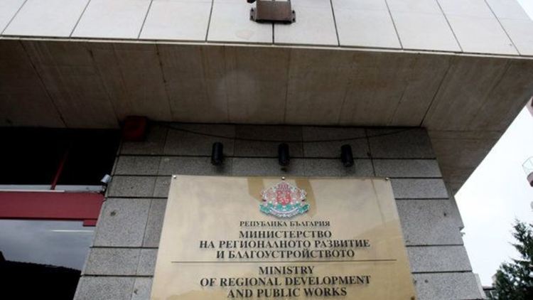 Тестват всички в МРРБ, министерството затворено