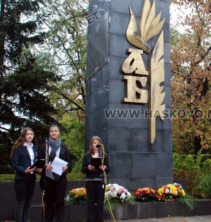Връчват отличието „Ученик на годината“ на Хасково пред Паметника на будителите