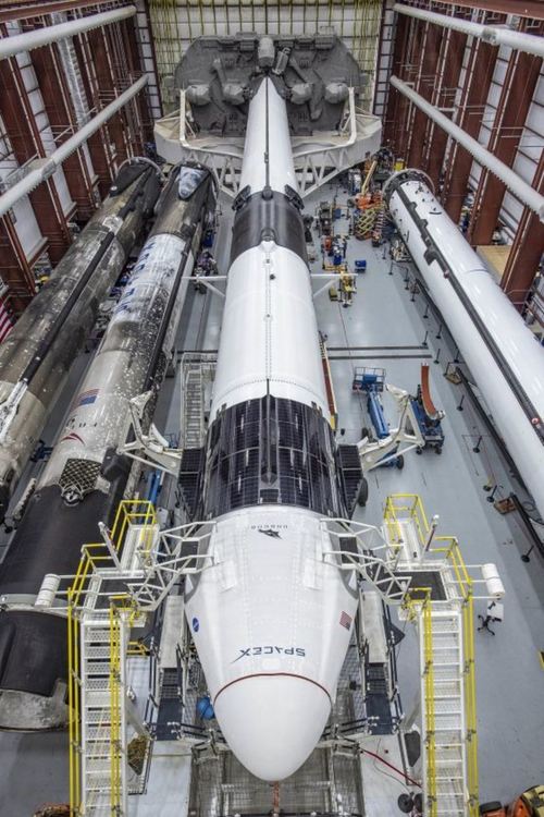 SpaceX ще изпрати двама космонавта в космоса за първи път