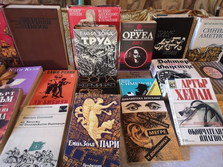 Читалището в Смилян подарява книга на малките читатели