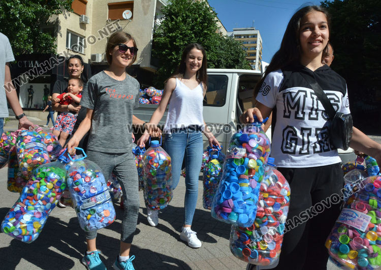 Тонове пластмаса  от Хасково отиват за рециклиране в помощ на кампанията „Капачки за бъдеще“