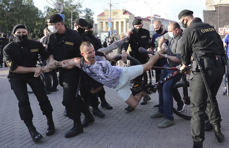 Десетина задържани, сред които журналисти, по време на протест в Минск снощи
