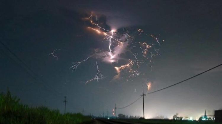 Близо ли сме до откриването на огледална вселена?