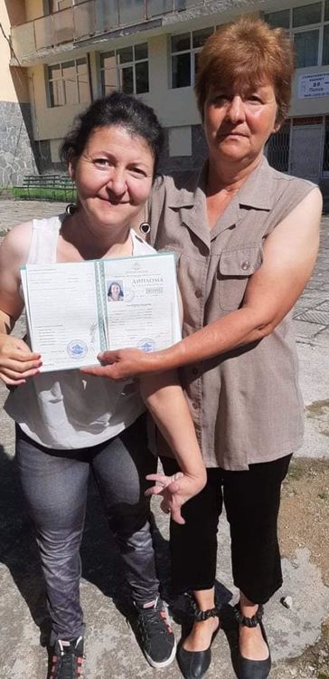 На 34 години родопчанката Ася, която плете терлици с крака, се дипломира