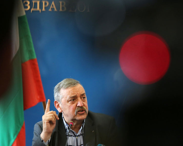При различни резултати от тестовете за коронавирус задължително трябва да се направи тест в референтната лаборатория
