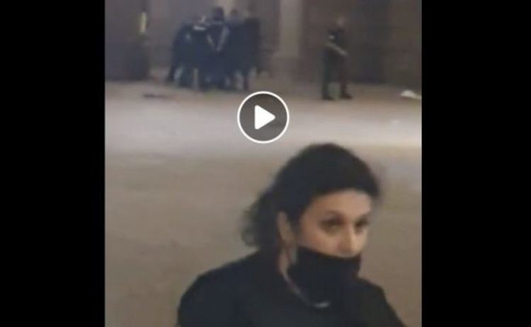 Полицията преби протестиращи в София, петима полицаи ритат паднал човек