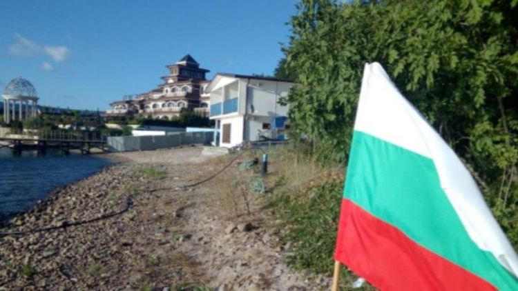 Лодки, корабчета и коли тръгват към Росенец, Доган сред рози и био домати: Дано няма сблъсъци
