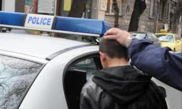 Заловиха "надрусан"младеж с "Мерцедес" в Кърджали, друг си носел дрогата в джоба