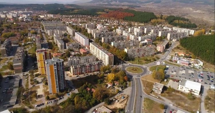 Петнадесетина активисти на "Демократична България" се събраха на протест в Перник 