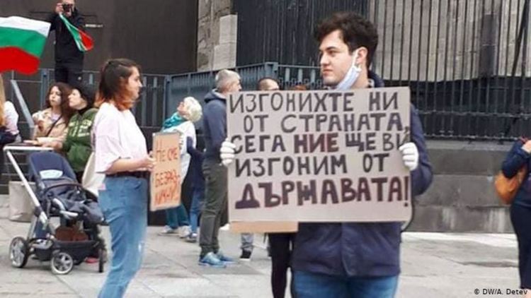 Млади и гневни. Защо протестират и българи, живеещи в чужбина?