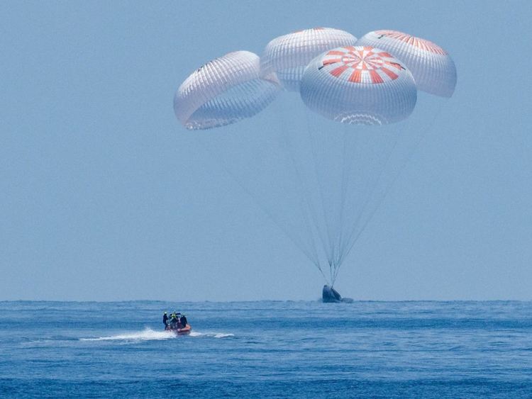 SpaceX върна астронавтите от първия частен космически полет