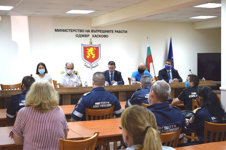 Награди за пожарникарите от Хасково, участвали в потушаването на огнищата миналата седмица