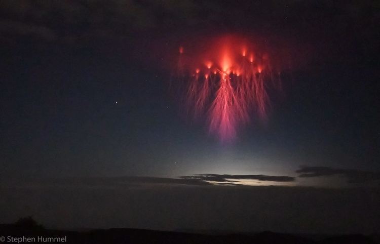 Фотограф засне зловеща и величествена "медуза" в небето по време на буря