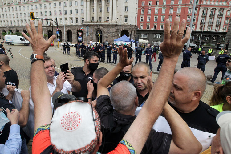 Установиха 6 кв. м изкъртени жълти павета и други щети от протеста. Организаторите носят отговорност