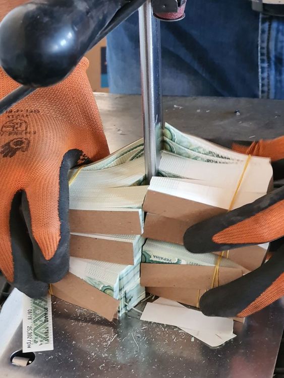 Унищожиха 6 006 000 бандерола, хиляди стоки менте и цигари, задържани на границата