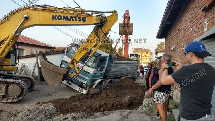 Камион пропадна в изкоп за канализацията в " Болярово" 