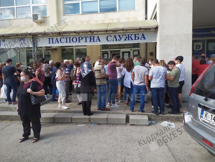 Вълна от изселници премина през Кърджали,  опашки в града