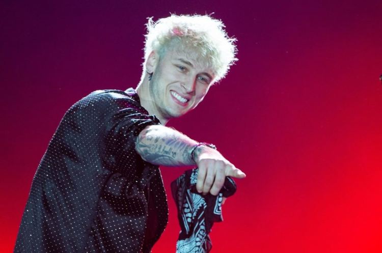Machine Gun Kelly оглави класацията на "Билборд" за албуми (видео)