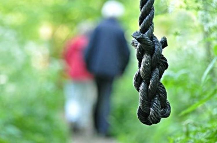 Цяла нощ издирваха 23-годишен младеж от община Неделино, намериха го обесен
