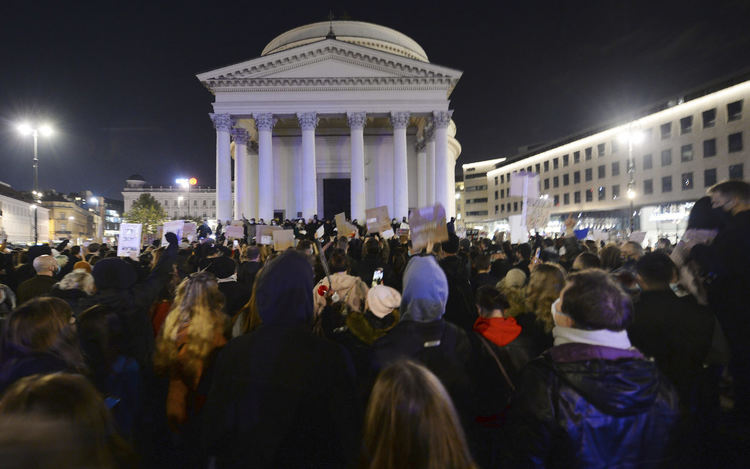 Пети ден протести в Полша срещу почти пълната забрана на абортите