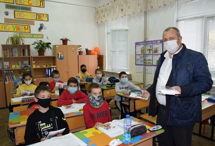 Кметът на Ардино инж. Изет Шабан зарадва децата с най-новата стихосбирка на Алина Семерджиева „Вече съм голяма“