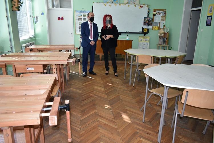 Заместник-кметът Петър Петров гостува в "иновативно" средищно училище