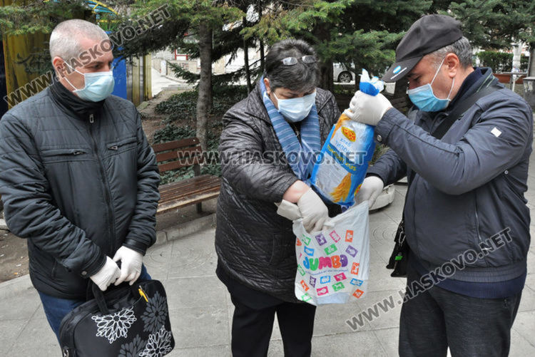 В Хасково и 29 села продължава доставката на храна и лекарства по домовете
