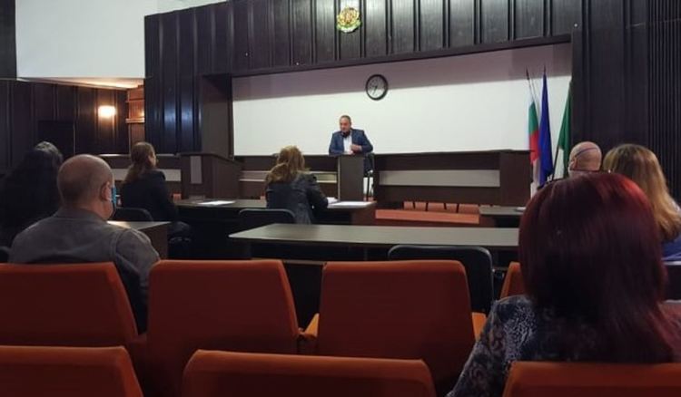 Заповед на кмета преустановява дейността на пенсионерските клубове