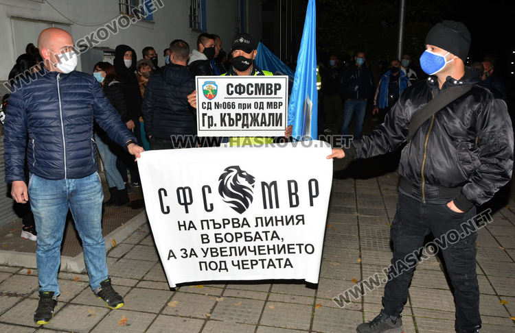 Полицаи и пожарникари от Хасково на протест, искат 30% увеличение на заплатите