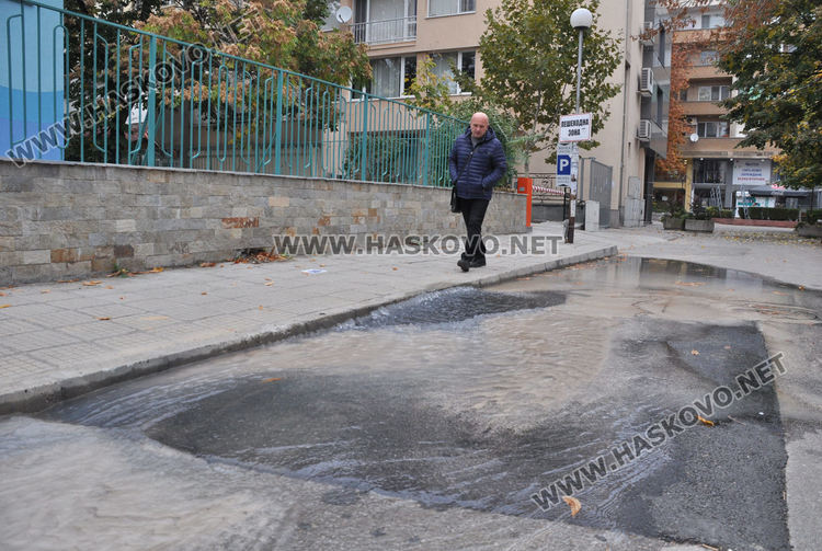 Вода бликна в центъра на Хасково от стара авария