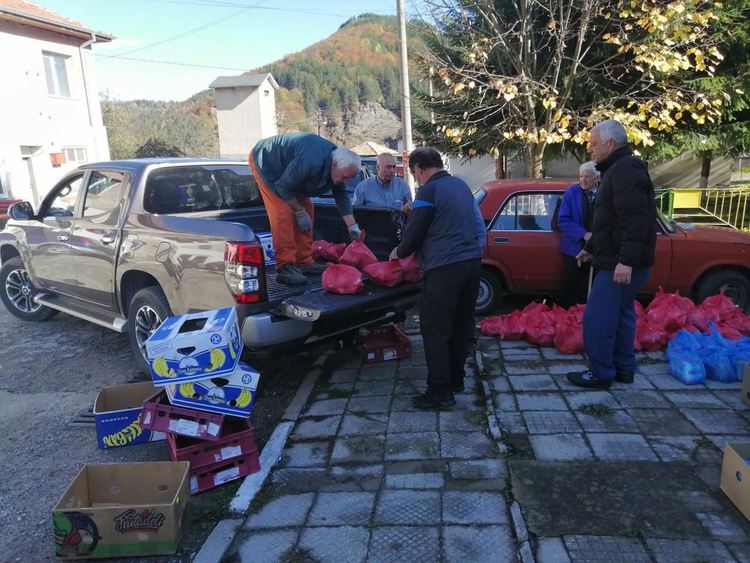 Дарител осигури хранителни продукти за 61 семейства