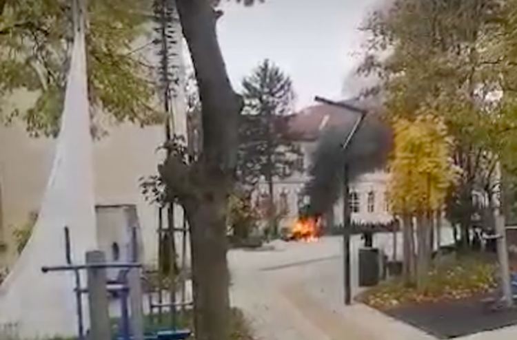  Мъж разби бариерата с автомобила си, заля го с бензин и го подпали пред община Враца
