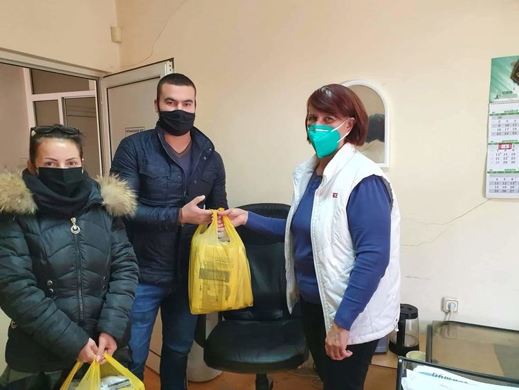 Дарение от защитни облекла за многократна употреба получиха медиците в Димитровград