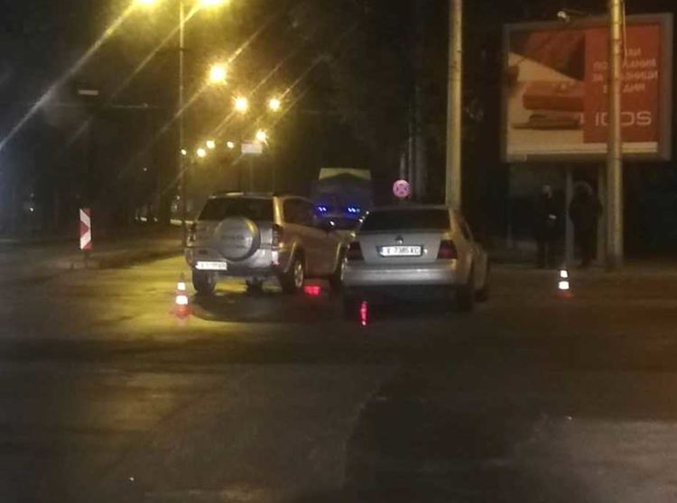 Джип и Фолксваген се разбиха до Цигарената, мъж е в болница