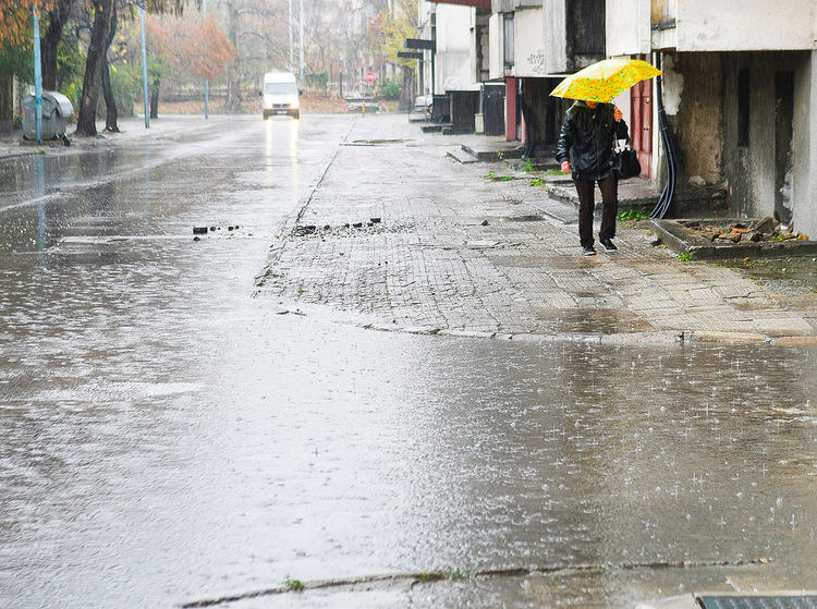 Обилните валежи оставиха селища без ток и вода