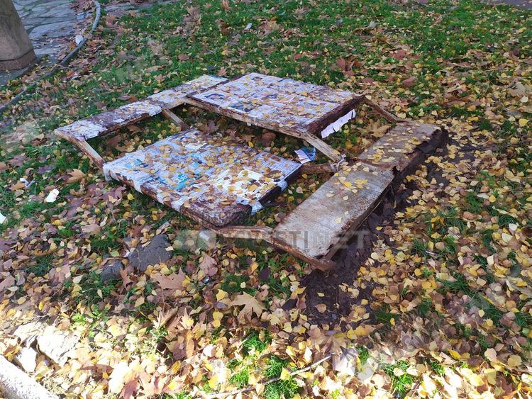 Вандали събориха табло за некролози в центъра на Кърджали, поругаха паметта на покойниците    