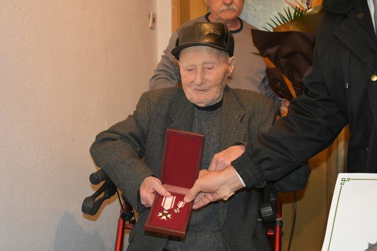 Община Асеновград връчи плакет и парична помощ на шестия столетник в града за тази година