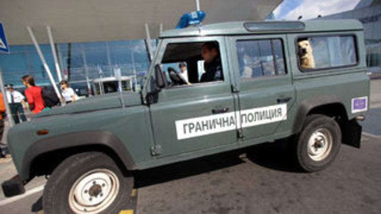 Каналджия с Фолксваген и 13 мигранти опита да избяга след катастрофа