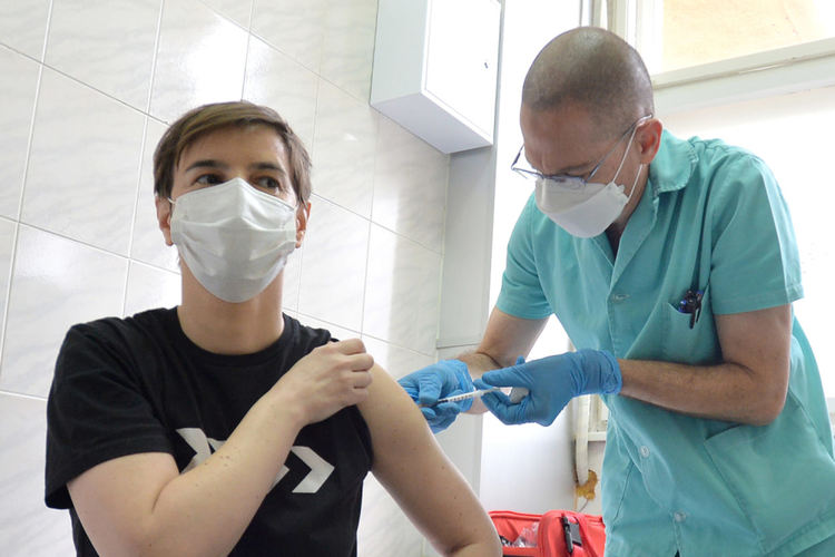 Ана Бърнабич стана първият ваксиниран срещу коронавируса човек в Сърбия