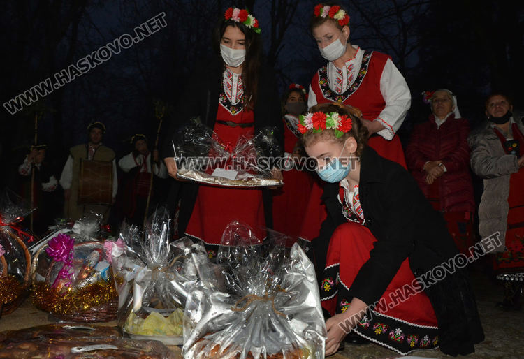  Коледари наричаха за медиците на първа линия