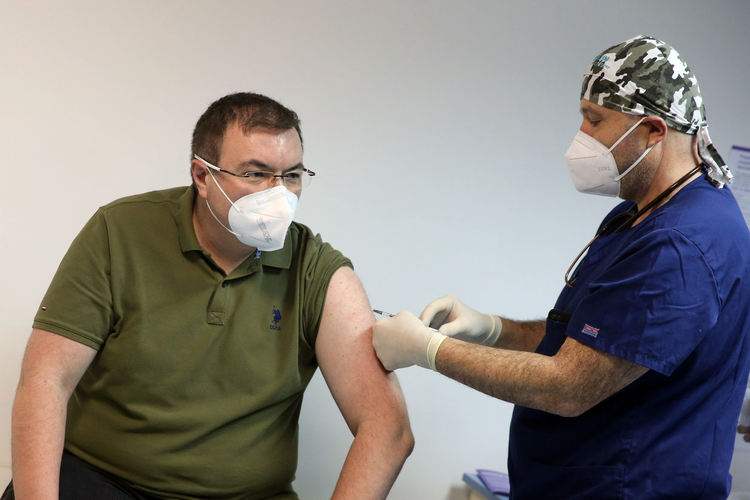 Продължава разпределението на ваксините, имунизация в още големи градове