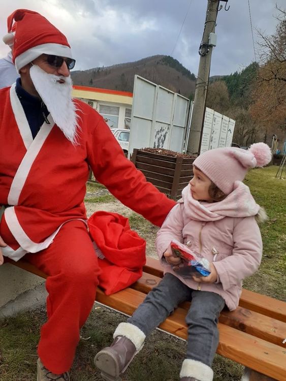 Дадо Коледа зарадва с подаръчета и лакомства децата на Смилян