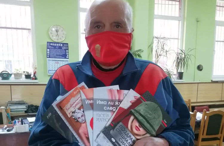 Клубът на инвалида в Кърджали получи развлекателни книги с автограф за своята библиотека