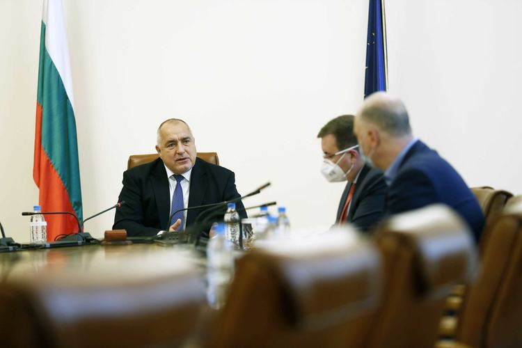 Големите ученици влизат в клас за практическите занятия