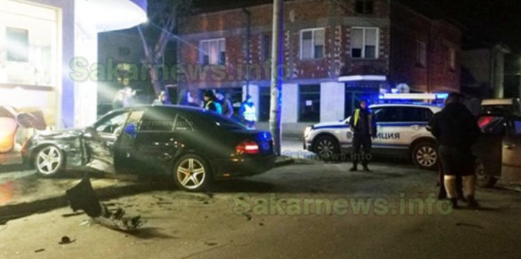 Мерцедес се заби в магазин, пострадаха четири момичета
