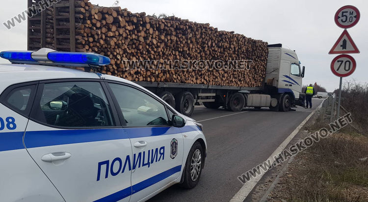 Тир с дърва се завъртя и блокира пътя край Хасково