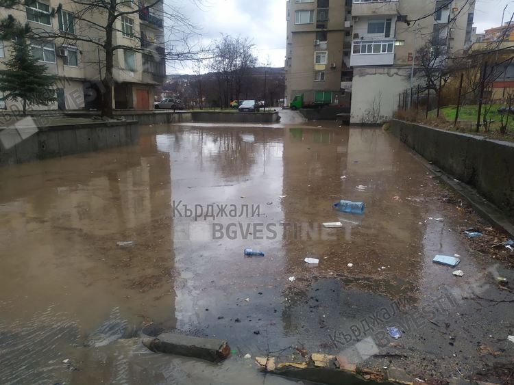 Ураганен вятър се вихри над Кърджали снощи, потоп удави Кирково и наводни Кърджали