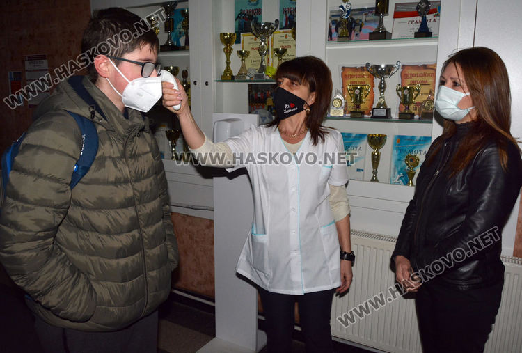 5285 ученици от 7,8 и12 клас се връщат в училище в Хасковска област