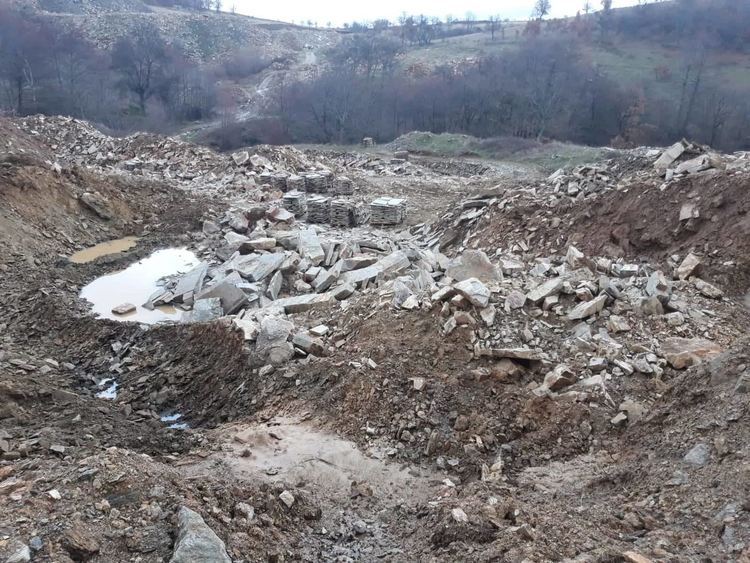 Откриха незаконна кариера за добив на гнайс, двама са задържани