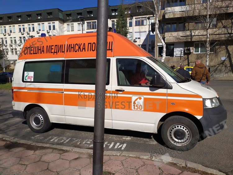 Блъснаха спрял автобус, счупиха реброто на слизащ пътник